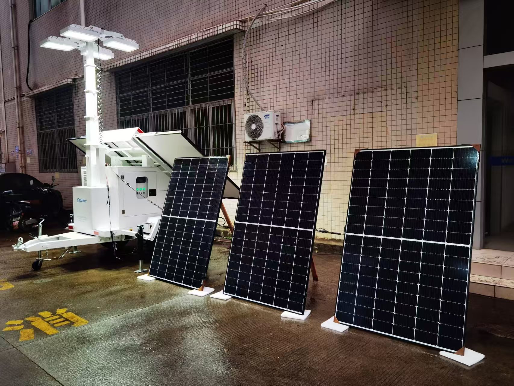 SM04 Solar Light Tower with Wind Turbine